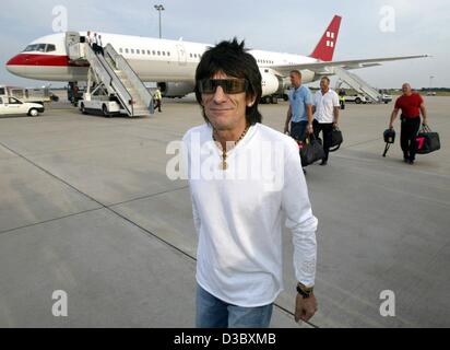 (Afp) - Ron Bois du groupe britannique The Rolling Stones arrive à l'aéroport de Hanovre (Allemagne), 7 août 2003. Les pierres donnent leur dernier concert en Allemagne de la lèche tour du monde le 8 août à Hanovre. Banque D'Images