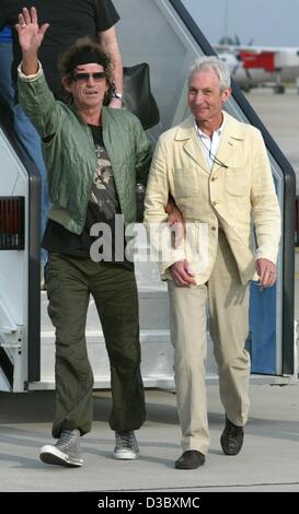 (Afp) - Keith Richards (L) et Charlie Watts du groupe de rock britannique Rolling Stones arriver bras dessus bras dessous à l'aéroport de Hanovre (Allemagne), 7 août 2003. Les pierres donnent leur dernier concert en Allemagne de la lèche tour du monde le 8 août à Hanovre. Banque D'Images