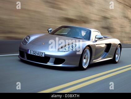 (Afp) - un document indique la nouvelle Porsche Carrera GT (remis par Porsche le 5 août 2003). Production de la Carrera commence en août à Leipzig, les premiers modèles devraient être livrés cet automne. La Carrera sera la voiture de course pour la route : il a 612 hp, atteignant une vitesse maximale de 330 Banque D'Images