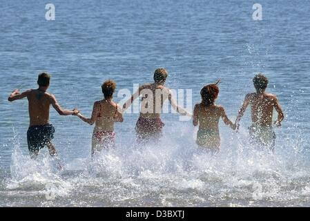 (Afp) - Les vacanciers dans l'23 degré centigrade au chaud sur une plage de la mer du Nord sur l'île Amrum, Allemagne, 5 août 2003. Banque D'Images