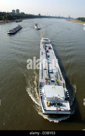 (Dpa) - Maintenant il y a encore des navires sur le Rhin près de Cologne, Allemagne, 4 août 2003. Si le niveau d'eau est toujours naufrage en raison de la poursuite de temps chaud et du Rhin, le plus grand fleuve, est ouvert pour l'expédition seulement pour la réduction des charges. Banque D'Images