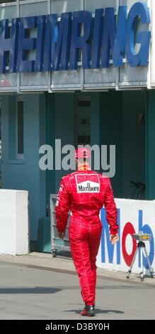 (Afp) - L'Allemand régnant la formule 1 Michael Schumacher Ferrari de promenades dans les puits après l'Allemand grand prix de Formule 1 sur le circuit d'Hockenheim race track à Hockenheim, Allemagne, 3 août 2003. Schumacher a terminé septième. Banque D'Images