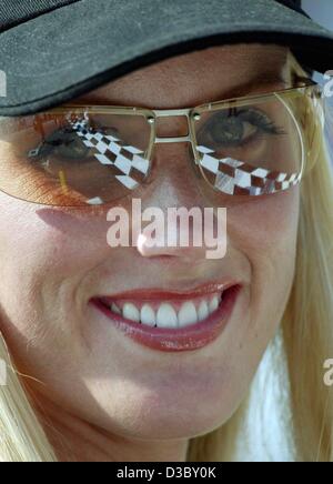 (Afp) - La ligne d'arrivée se reflète dans les lunettes d'une grille en avant de la fille la formule un Grand Prix d'Allemagne à Hockenheim, Allemagne, 3 août 2003. Banque D'Images