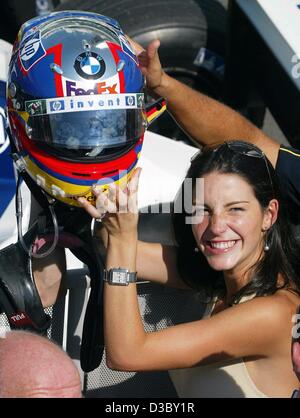 (Dpa) - Connie Montoya, l'épouse de pilote de Formule 1 colombien Juan Pablo Montoya, cheers et peut contenir jusqu'à son mari après le casque, il a remporté le Grand Prix de Formule 1 de l'Allemagne à la piste de course de Hockenheim à Hockenheim, Allemagne, 3 août 2003. Banque D'Images