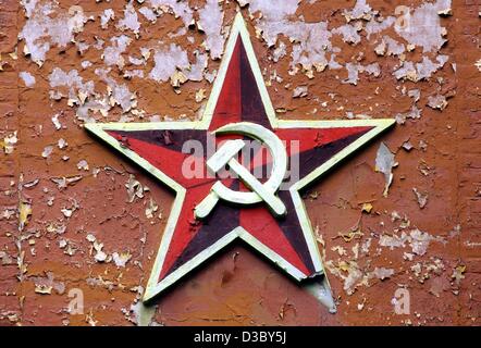 (Afp) - Une étoile rouge soviétique avec le marteau et la faucille sur le logo l'façade de la 'red'abandon dans des casernes Frankfurt Oder, Allemagne de l'Est, 12 juillet 2003. La caserne était occupé par l'armée soviétique au temps de la République démocratique allemande (RDA) et sont maintenant vacants. Je Banque D'Images