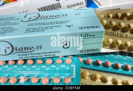 (Afp) - un paquet de 'Diane-35' pilules, l'andrologie médecine pour le traitement hormonal, se trouve parmi les autres produits de l'hormonothérapie de comprimés de Schering, photographié à Berlin, 30 juillet 2003. La société pharmaceutique Schering se spécialise dans le contrôle de la fécondité et de l'hormonothérapie, diagnostics et radiopharmaceut Banque D'Images