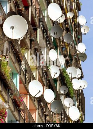 (Afp) - De nombreuses paraboles ornent la façade d'un immeuble d'habitation Appartement à Berlin, le 29 juillet 2003. Le 4 août l'ensemble de la région de Berlin et de Brandebourg entre dans l'ère de la télévision numérique, lorsque, à 8 heures du matin, la diffusion de tous les programmes de télévision analogique sera cessé. Banque D'Images