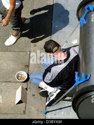 (Afp) - un mendiant se trouve sur la principale rue commerçante, le Koenigstrasse, à Stuttgart, Allemagne, 15 juillet 2003. En dépit de la protection sociale, les mendiants et les sans-abri sont une chose commune dans les grandes villes. Banque D'Images