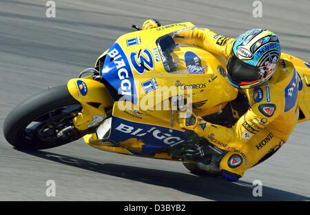 (Afp) - L'Italien Max Biaggi courses au cours de l'événement à la catégorie MotoGP Grand Prix moto sur le Sachsenring près de Hohenstein-Ernstthal, Allemagne, 27 juillet 2003. Biaggi a abandonné après une chute au 12ème tour. Banque D'Images