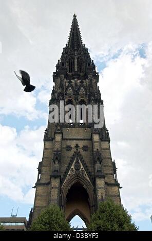 (Afp) - Tout le reste de la tour des ruines de l'église Saint Nicolas à Hambourg, 15 juillet 2003. L'église a été détruit pendant les raids aériens des alliés dans la seconde guerre mondiale. Les frappes aériennes ont commencé le 25 juillet 1943 et a détruit de grandes parties de Hambourg. Les ruines de Saint Nicolas ont été préservés en tant que mem Banque D'Images