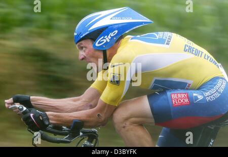 (Dpa) - US Postal-Berry Floor's Lance Armstrong de l'US pouvoirs par l'intermédiaire de la pluie torrentielle pendant le contre-la-montre individuel de la 19e étape du Tour de France 2003 cycliste de Pornic à Nantes, France, 26 juillet 2003. Armstrong a réussi le troisième meilleur temps. Banque D'Images