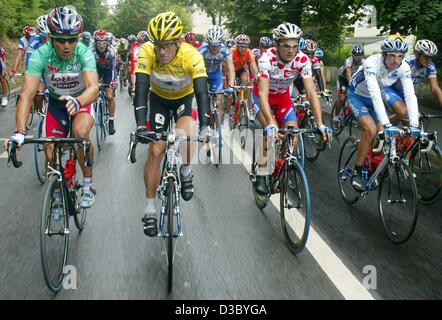 (Afp) - (G-D :) Australian Robbie McEwen de Lotto-Domo, porter les meilleurs sprinter's maillot vert, US Postal-Berry Floor's Lance Armstrong de l'US, portant le maillot jaune de leader du classement général, le français Richard Virenque de Quick Step-Davitamon, porter les meilleurs du grimpeur points blancs et rouges, un jersey Banque D'Images