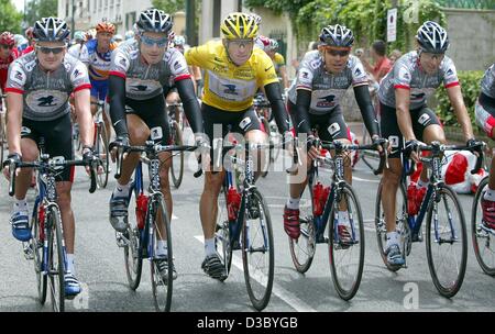 (Dpa) - US Postal-Berry Floor's Lance Armstrong (C) des États-Unis, le port du maillot jaune de leader du classement général, des tours avec ses coéquipiers (L-R) : Floyd Landis en provenance des États-Unis, George Hincapie en provenance des États-Unis, Fédération de Vjatceslav Ekimov et le Tchèque Pavel Padrnos au cours de la 20e étape du Tour de France 2003 Banque D'Images