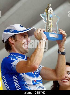 (Afp) - le néerlandais Servais Knaven en Hollande de Quick Step-Davitamon contient jusqu'son trophée sur le podium après avoir remporté la 17e étape du Tour de France 2003 cycliste à Bordeaux, le 24 juillet 2003. 181,5km de long de la 17e étape de la course cycliste le plus important au monde a conduit les cyclistes de Dax à Bordeaux. Banque D'Images