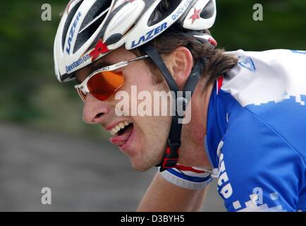 (Afp) - le néerlandais Servais Knaven en Hollande de Quick Step-Davitamon pouvoirs pour gagner la 17e étape du Tour de France 2003 cycliste de Dax à Bordeaux, le 24 juillet 2003. Banque D'Images