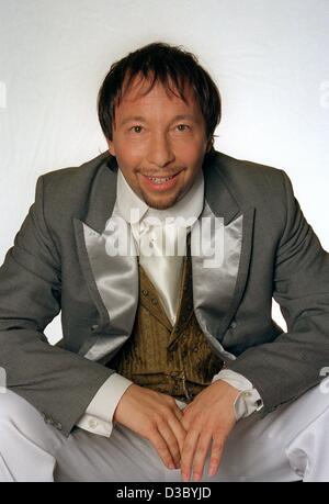 (Afp) - La pop star Suisse DJ Bobo, avec nom civil René Baumann, pose à Mainz, Allemagne, 12 juillet 2003. Avec sa chanson 'Chihuahua' il a débarqué un tube de l'été qui ont pris d'assaut les palmarès dans de nombreux pays européens. Sur le Eurocharts la chanson qui est en ce moment sur la deuxième place. Banque D'Images