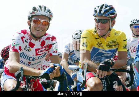 (Dpa) - US Postal-Berry Floor's Lance Armstrong (R) des États-Unis, le port du maillot jaune de leader du classement général, partage un rire avec le Français Richard Virenque (Quick Step-Davitamon L) de porter les meilleurs, blanc et rouge du grimpeur a fait jersey, comme ils attendent le début de la 18e étape du Tour 2003 Banque D'Images