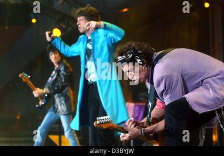 (Afp) - Les Guitaristes Keith Richards (R) et Ron Wood (L) avec le leader du groupe, Mick Jagger sur scène que les Rolling Stones continuent l'Allemagne de leur tournée mondiale actuelle lèche à Hambourg, 24 juillet 2003, deux jours avant que Jagger l'âge de 60 ans. La bande a permis de divertir le monde avec leur Banque D'Images