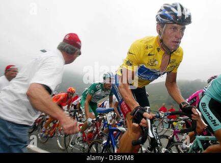 (Dpa) - US Postal-Berry Floor's Lance Armstrong (R) des États-Unis passe par un spectateur lors de la 16e étape du Tour de France 2003 cycliste de Pau à Bayonne, France, le 23 juillet 2003. Armstrong a conservé l'ensemble du plomb. Banque D'Images