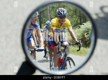 (Dpa) - US Postal-Berry Floor's Lance Armstrong de l'US, portant le maillot jaune de leader du classement général, se reflète dans le miroir d'une moto au cours de la 17e étape du Tour de France 2003 cycliste de Dax à Bordeaux, France, 24 juillet 2003. Banque D'Images