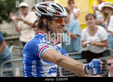 (Afp) - le néerlandais Servais Knaven en Hollande de Quick Step-Davitamon franchit la ligne d'arrivée pour remporter la 17e étape du Tour de France 2003 cycliste à Bordeaux, le 24 juillet 2003. 181,5km de long de la 17e étape de la course cycliste le plus important au monde a conduit les cyclistes de Dax à Bordeaux. Banque D'Images