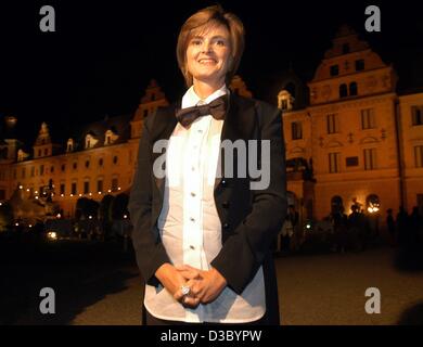 (Afp) - La Princesse Gloria von Thurn und Taxis pose devant son château illuminé Sankt Emmeran près de Regensburg, Allemagne, 18 juillet 2003. Avec sa fille qu'elle est appelée à jouer un rôle dans la pièce de Carl Orff 'Die Bernauerin' (la femme de Bernau) aura lieu au cours de la nouvelle cu Banque D'Images