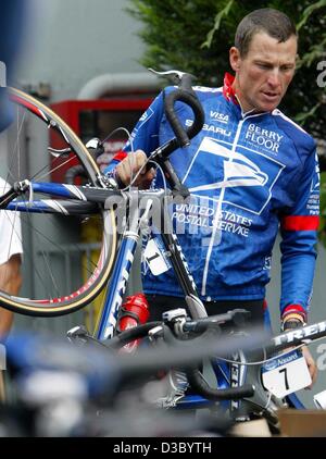 (Dpa) - US Postal-Berry Floor's Lance Armstrong de l'US s'empare de sa location avant une session de formation sur la deuxième journée de repos du Tour de France 2003 cycliste à Lescar, France, 22 juillet 2003. Banque D'Images