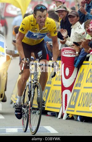 (Afp) - le cycliste américain et l'avant-coureur de l'équipe de Lance Armstrong (US Postal-Berry Floor) lutte pour la ligne d'arrivée de la 15e étape du Tour de France à Luz Ardiden dans les Pyrénées, France, 21 juillet 2003. Malgré une mauvaise chute Armstrong a réussi à augmenter son avance de 1:07 minutes comme l'avant-r Banque D'Images