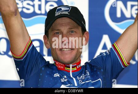 (Afp) - le cycliste américain et l'avant-coureur de l'équipe de Lance Armstrong (US Postal-Berry Floor) cheers après avoir remporté la 15e étape du Tour de France à Luz Ardiden dans les Pyrénées, France, 21 juillet 2003. Malgré une mauvaise chute Armstrong a réussi à augmenter son avance de 1:07 minutes comme l'avant-coureur de l'overal l Banque D'Images