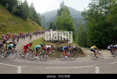 (Afp) - Le domaine des cyclistes, avec nous et avant-coureur cycliste Lance Armstrong (US Postal-Berry Floor) de l'équipe (2e R) de faire du vélo sur une route de campagne en bas de la colline au cours de la 14e étape du Tour de France près de Saint-Girons, France, 20 juillet 2003. D'ici la fin de la patte du cycliste allemand Jan Ullrich est à seulement 15 secondes derrière nous et avant-coureur cycliste Lance Armstrong dans l'ove Banque D'Images