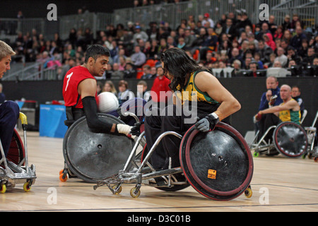 Mandip Sehmi de go v Naz Erdem de l'Australie dans le rugby en fauteuil roulant à l'arène de basket-ball dans le parc olympique de Stratford. Banque D'Images