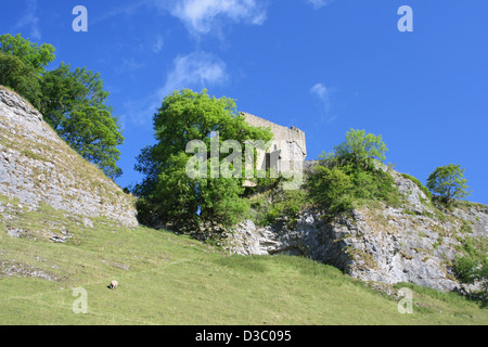 Château de Peveril et dale grotte au-dessus de gorges peak cavern dans Castleton Banque D'Images