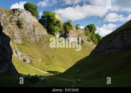 Château de Peveril et dale grotte au-dessus de gorges peak cavern dans Castleton Banque D'Images