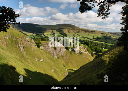 Château de Peveril et dale grotte au-dessus de gorges peak cavern dans Castleton Banque D'Images