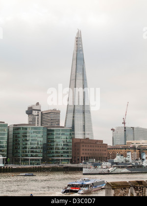 Le Shard London Bridge et la ville vue de la Tour de Londres sur la Tamise sur un jour nuageux Banque D'Images