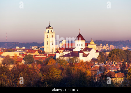 Vilnius, Lituanie - vue panoramique dans la lumière du matin avec la Cathédrale Orthodoxe de la Théotokos et clocher de la Cathédrale Banque D'Images