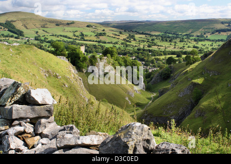 Château de Peveril et dale grotte au-dessus de gorges peak cavern dans Castleton Banque D'Images