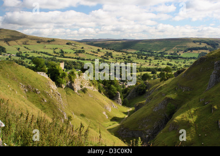 Château de Peveril et dale grotte au-dessus de gorges peak cavern dans Castleton Banque D'Images