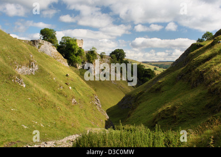 Château de Peveril et dale grotte au-dessus de gorges peak cavern dans Castleton Banque D'Images