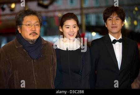 Hong Sangsoo directeur de la Corée du Sud (L-R), l'actrice et l'acteur Jung Eunchae Sunkyun Lee arriver pour la première de 'la Fille de Haewon' ('Nugu-Ui Ttal-Do Anin Haewon') durant le 63ème Festival du Film de Berlin, à Berlin, Allemagne, 15 février 2013. Le film est présenté en compétition à la Berlinale. Photo : afp/Hannibal Banque D'Images