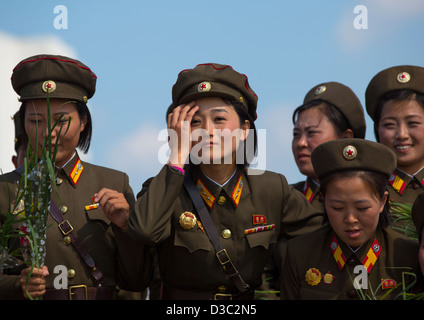 Femmes soldats nord-coréen souriant dans la tour de l'idée Juche, Pyongyang, Corée du Nord Banque D'Images