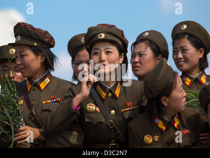 Femmes soldats nord-coréen souriant dans la tour de l'idée Juche, Pyongyang, Corée du Nord Banque D'Images