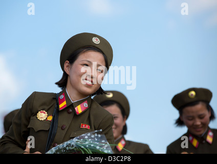 Femmes soldats nord-coréen souriant dans la tour de l'idée Juche, Pyongyang, Corée du Nord Banque D'Images