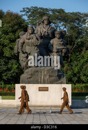 Soldats passant Monument à la guerre de libération de la patrie victorieuse, Pyongyang, Corée du Nord Banque D'Images