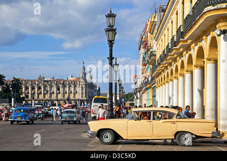 Ancien années 50 vintage voitures américaines / réservoir Yank sur l'avenue du Prado / Paseo del Prado à La Havane, Cuba, Caraïbes Banque D'Images