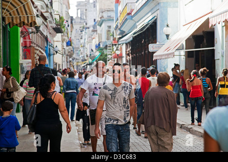 Consommateurs et aux touristes dans la Calle Obispo / Bishop Street, la principale rue commerçante de La Havane, Cuba, Caraïbes Banque D'Images