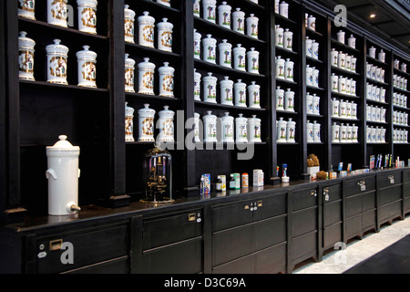 Pots en porcelaine avec des médicaments et des herbes dans ancienne pharmacie cabinet de pharmacie dans la Calle Obispo / Bishop Street, La Havane, Cuba Banque D'Images