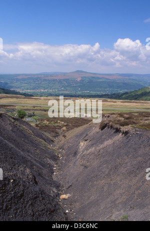 Conseils du Canada des conseils sur des déchets de charbon Blorenge avec vue sur Vallée de l''Usk au mont du Pain de Sucre près de Blaenavon South Wales UK Banque D'Images