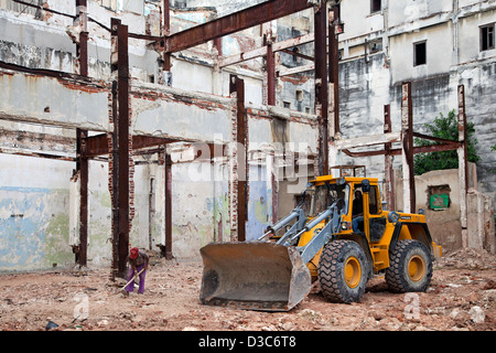 Les travailleurs et bulldozer rénovation maison ancienne dans la Havane, Cuba, Caraïbes Banque D'Images