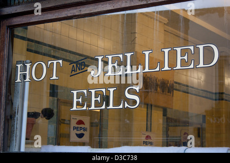 Sex et les anguilles en gelée en signe de fenêtre Cookes Pie et Mash Shop Broadway Market Hackney East End Londres Angleterre Royaume-uni Banque D'Images